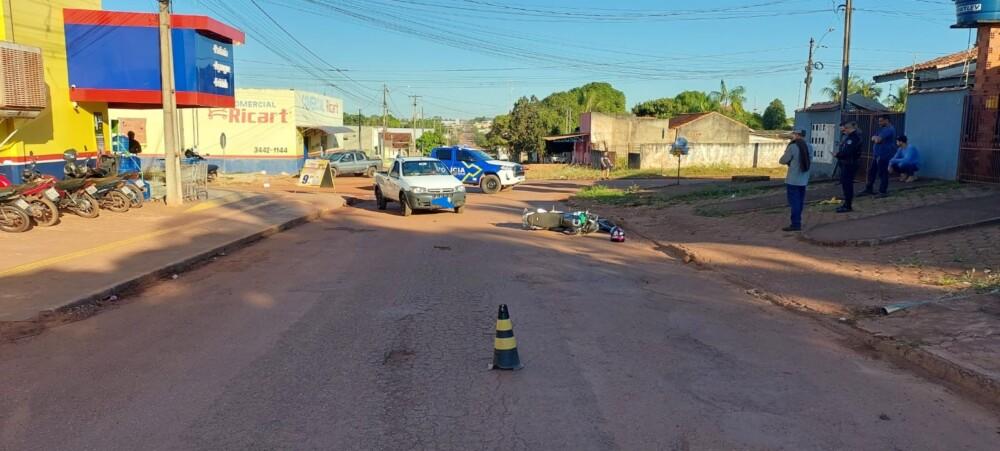 Motociclista fica ferido após colisão com picape no Jardim Tropical, em Rolim de Moura Motociclista fica ferido após colisão com picape no Jardim Tropical, em Rolim de Moura