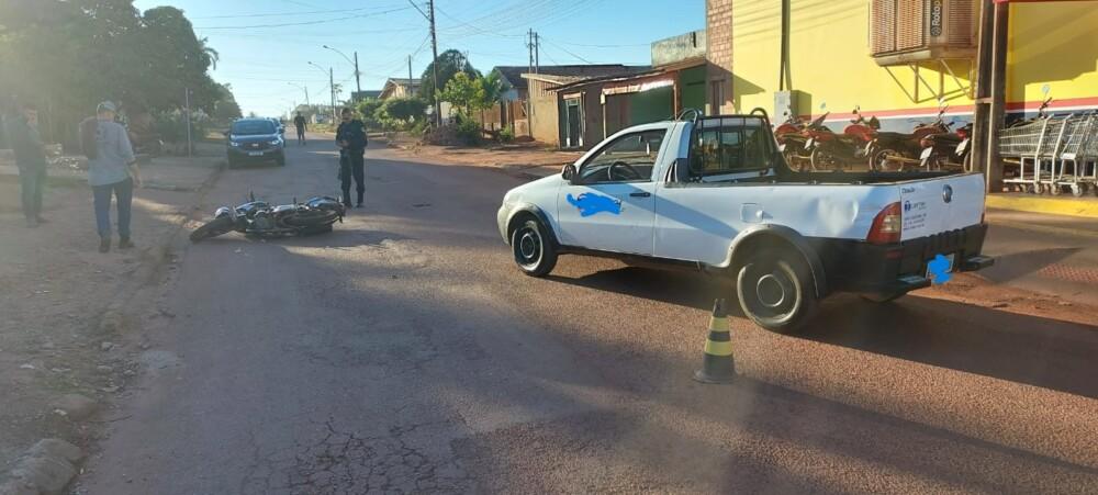 Motociclista fica ferido após colisão com picape no Jardim Tropical, em Rolim de Moura Motociclista fica ferido após colisão com picape no Jardim Tropical, em Rolim de Moura