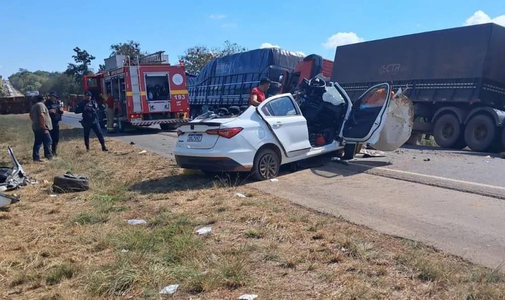 Acidente entre carreta de soja e carro deixa uma pessoa morta e três feridas na BR-364 em Rondônia