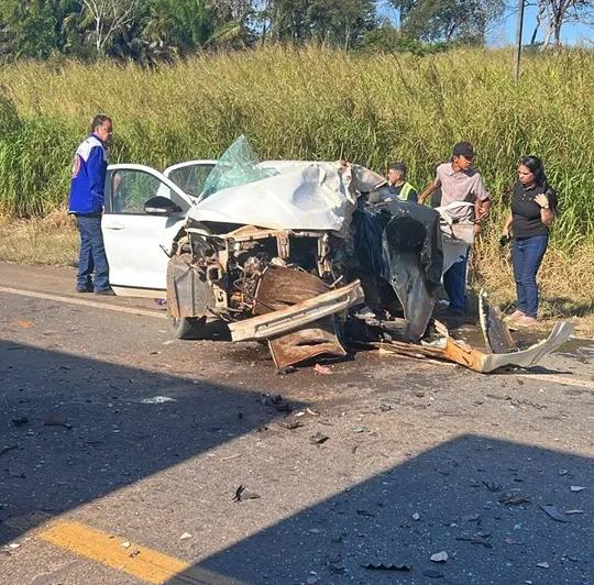Acidente entre carreta de soja e carro deixa uma pessoa morta e três feridas na BR-364 em Rondônia