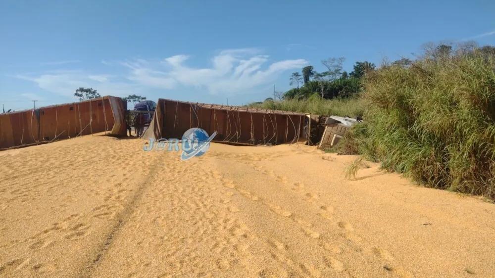 Acidente entre carreta de soja e carro deixa uma pessoa morta e três feridas na BR-364 em Rondônia