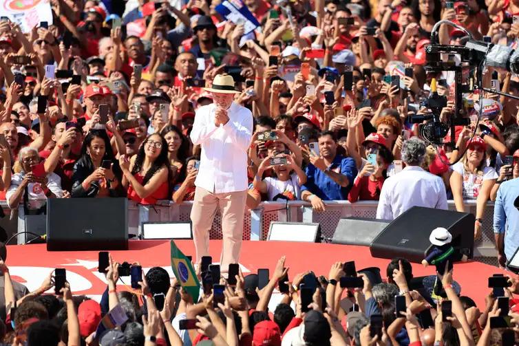 Presidenciáveis iniciam campanha em redutos eleitorais Presidenciáveis iniciam campanha em redutos eleitorais