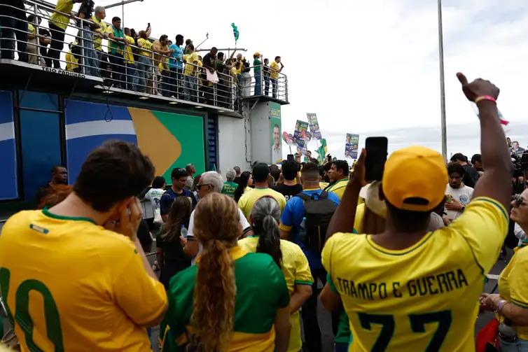 Presidenciáveis iniciam campanha em redutos eleitorais Presidenciáveis iniciam campanha em redutos eleitorais
