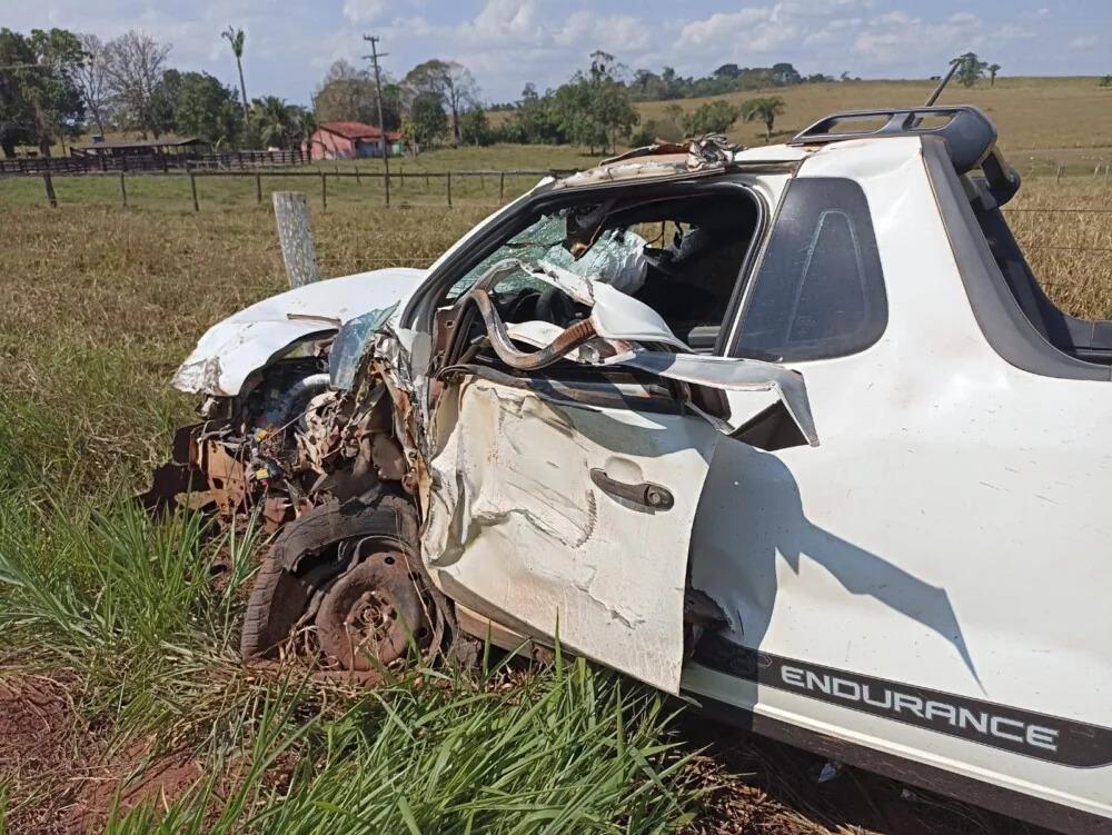 Motorista é socorrido após colisão entre Fiat Strada e retroescavadeira em rodovia Motorista é socorrido após colisão entre Fiat Strada e retroescavadeira em rodovia
