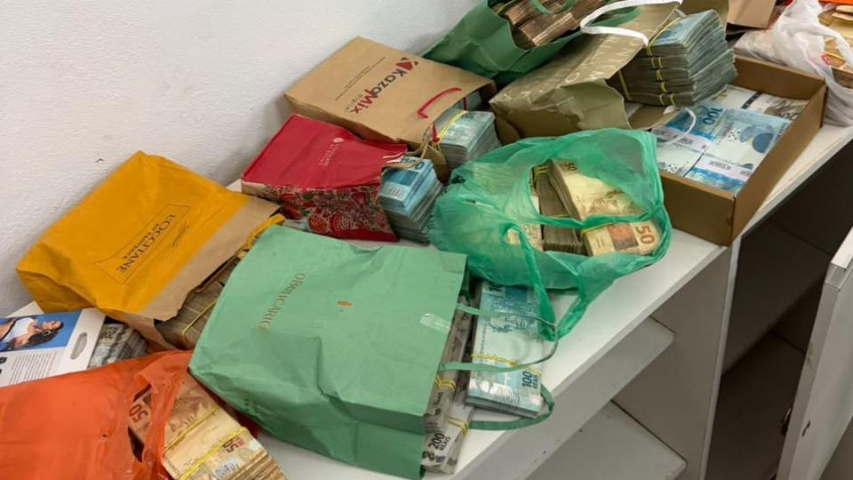 Operação da PF mira fraudes e apreende mais de R$ 1 milhão em Ji-Paraná Operação da PF mira fraudes e apreende mais de R$ 1 milhão em Ji-Paraná