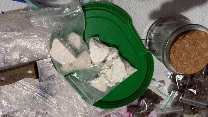 Suspeito de manter pontos de drogas é detido pela PM Suspeito de manter pontos de drogas é detido pela PM